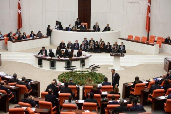 TBMM'de milletvekillerinden oturma eylemi