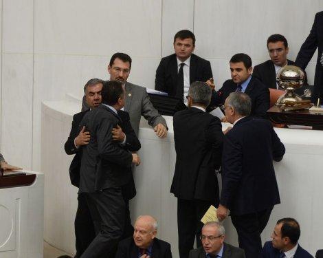 TBMM'de milletvekillerinden oturma eylemi