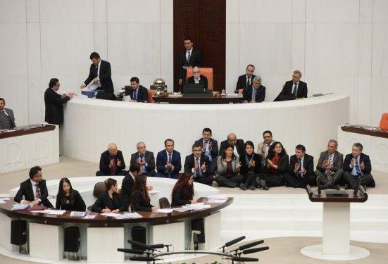 TBMM'de milletvekillerinden oturma eylemi