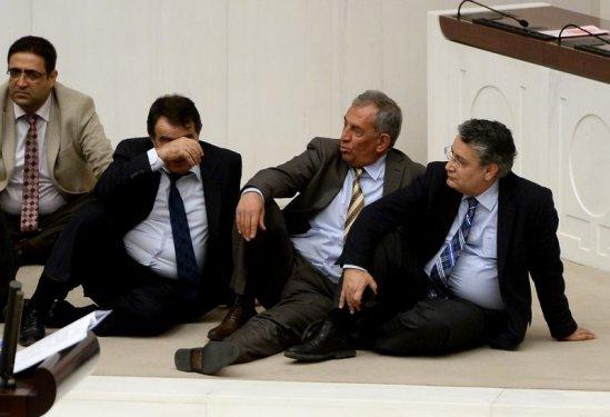 TBMM'de milletvekillerinden oturma eylemi