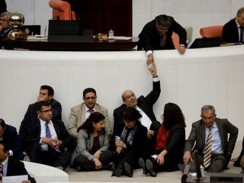 TBMM'de milletvekillerinden oturma eylemi