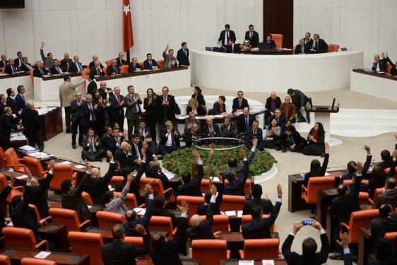 TBMM'de milletvekillerinden oturma eylemi