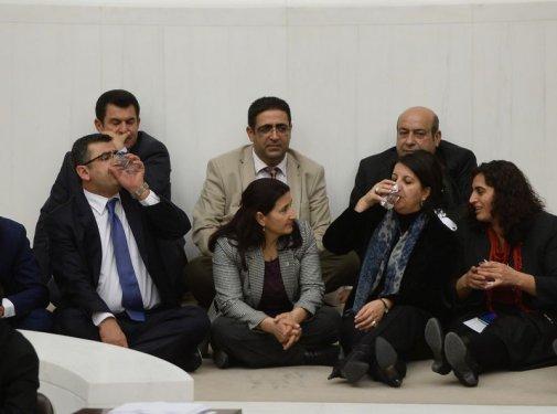 TBMM'de milletvekillerinden oturma eylemi