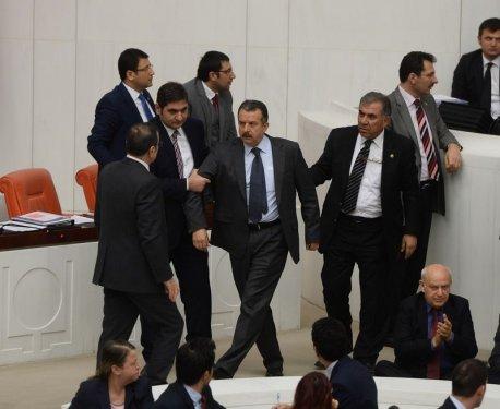 TBMM'de milletvekillerinden oturma eylemi
