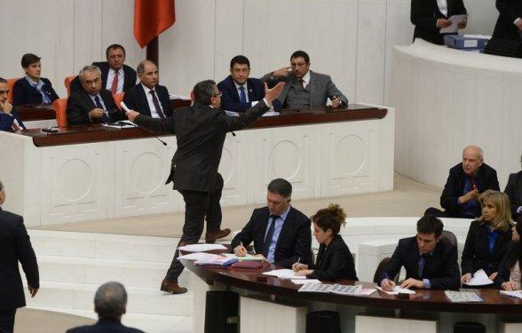 TBMM'de milletvekillerinden oturma eylemi