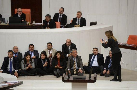 TBMM'de milletvekillerinden oturma eylemi