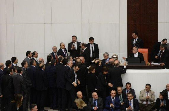 TBMM'de milletvekillerinden oturma eylemi
