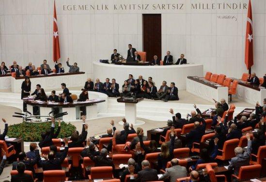 TBMM'de milletvekillerinden oturma eylemi