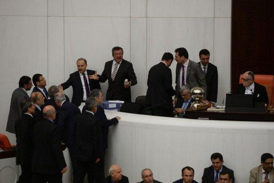 TBMM'de milletvekillerinden oturma eylemi