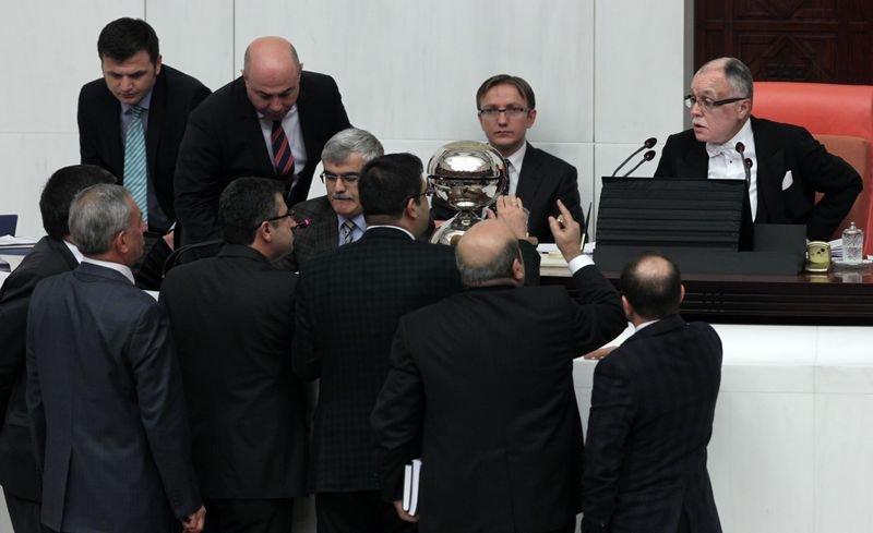 HDP'li Zozani TBMM'de mikrofon kırdı