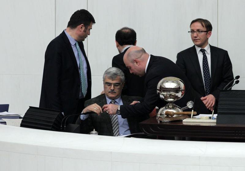 HDP'li Zozani TBMM'de mikrofon kırdı