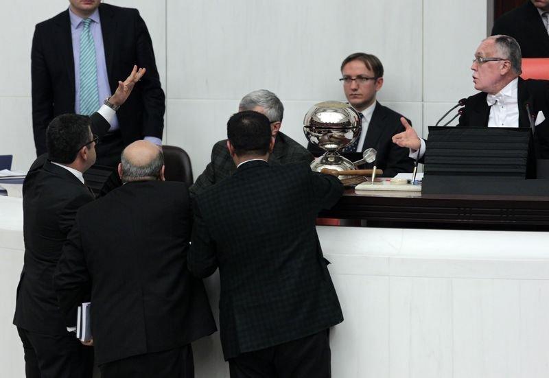 HDP'li Zozani TBMM'de mikrofon kırdı