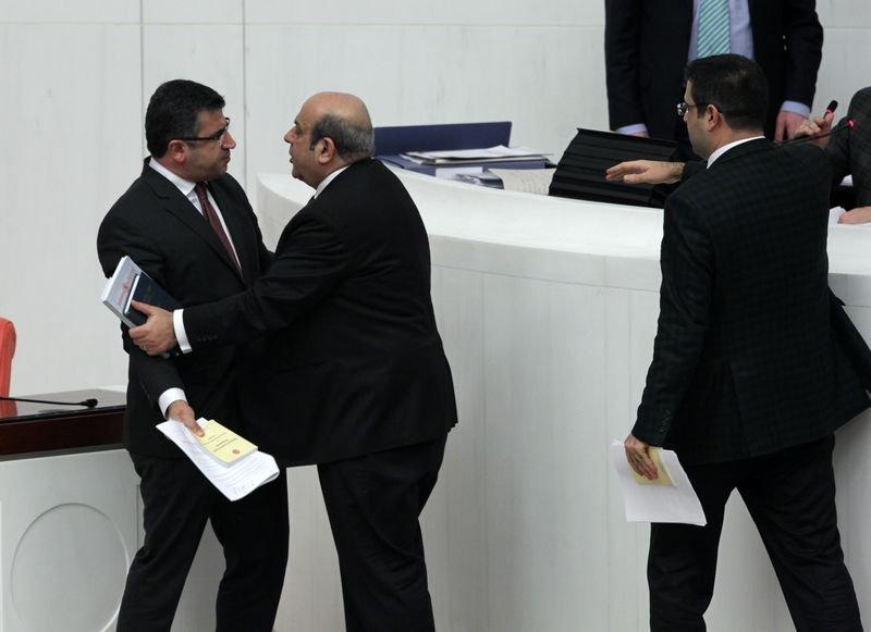 HDP'li Zozani TBMM'de mikrofon kırdı