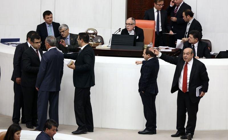 HDP'li Zozani TBMM'de mikrofon kırdı