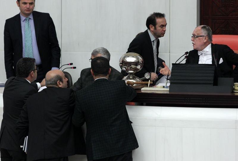 HDP'li Zozani TBMM'de mikrofon kırdı