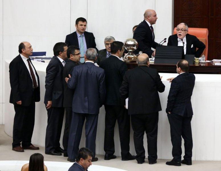 HDP'li Zozani TBMM'de mikrofon kırdı