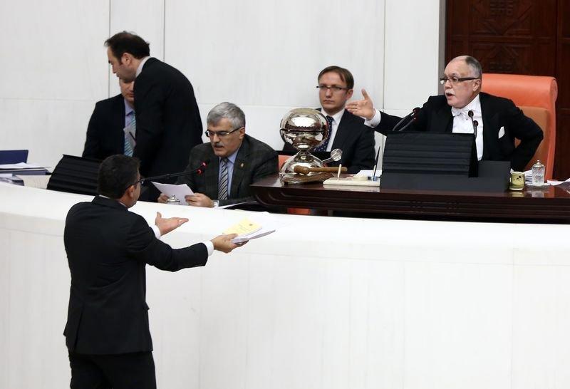 HDP'li Zozani TBMM'de mikrofon kırdı