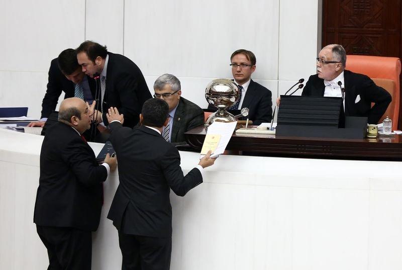 HDP'li Zozani TBMM'de mikrofon kırdı