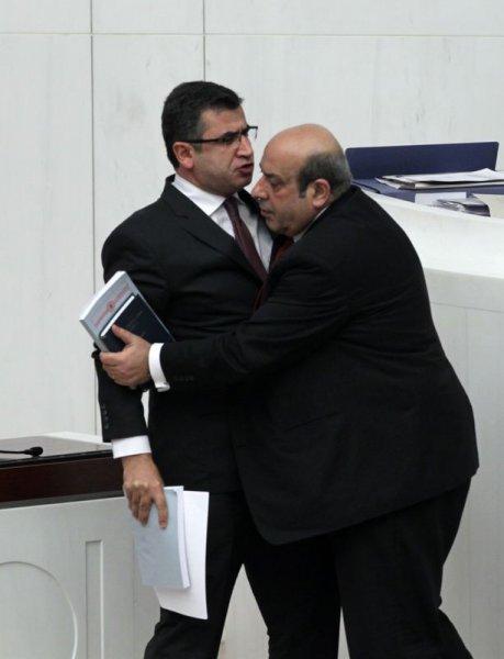 HDP'li Zozani TBMM'de mikrofon kırdı