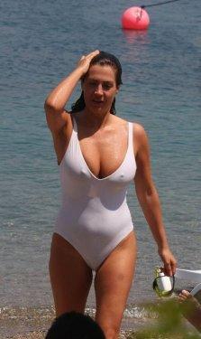 Tuğba Ekinci selülitim yok dedi sahnede striptiz yaptı