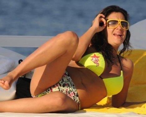 Tuğba Ekinci selülitim yok dedi sahnede striptiz yaptı