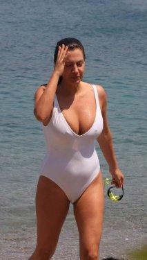 Tuğba Ekinci selülitim yok dedi sahnede striptiz yaptı