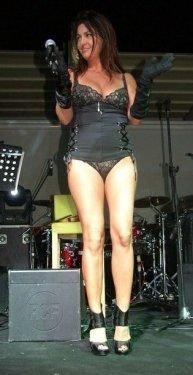 Tuğba Ekinci selülitim yok dedi sahnede striptiz yaptı