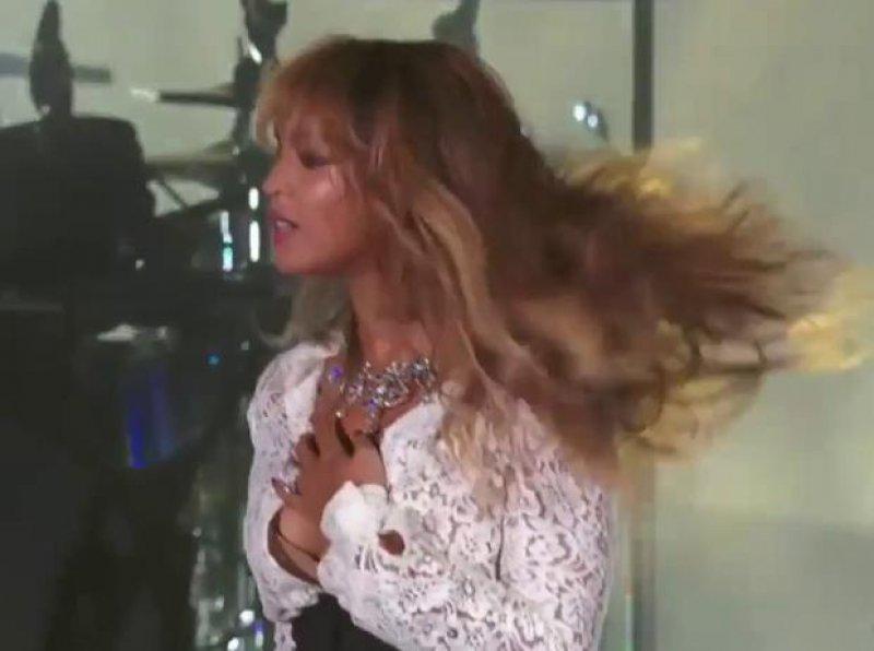 Ünlü şarkıcı Beyonce frikik verdi