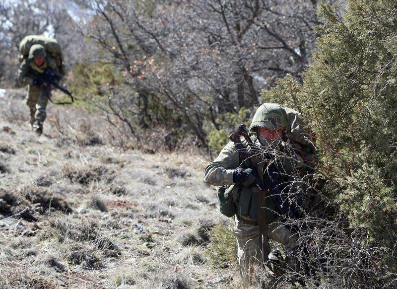 Komandolar arazi tatbikatında hünerlerini sergiledi