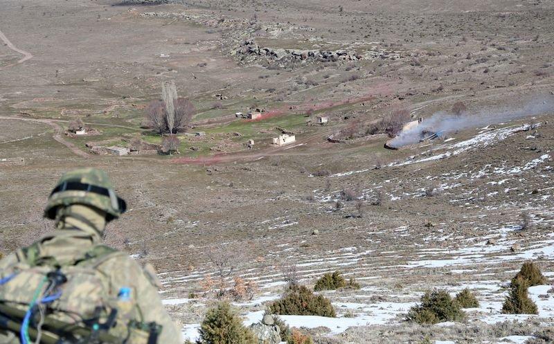 Komandolar arazi tatbikatında hünerlerini sergiledi