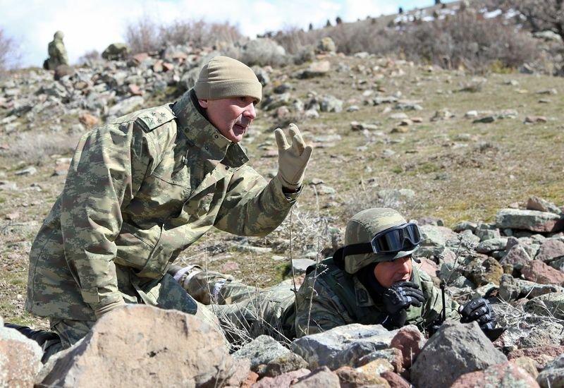 Komandolar arazi tatbikatında hünerlerini sergiledi