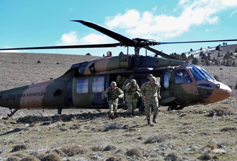 Komandolar arazi tatbikatında hünerlerini sergiledi