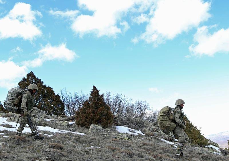 Komandolar arazi tatbikatında hünerlerini sergiledi