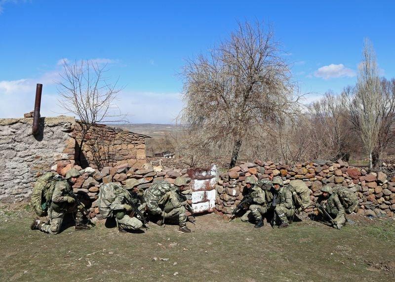 Komandolar arazi tatbikatında hünerlerini sergiledi