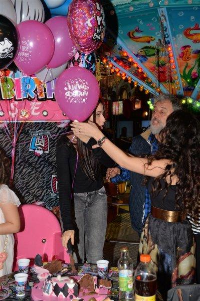 Hamdi Alkan'ın eski ve yeni eşleri bir arada