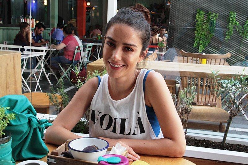 Özge Gürel: Beyaz tişört ve jean daha kadınsı geliyor