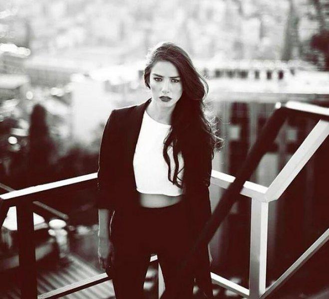 Özge Gürel: Beyaz tişört ve jean daha kadınsı geliyor