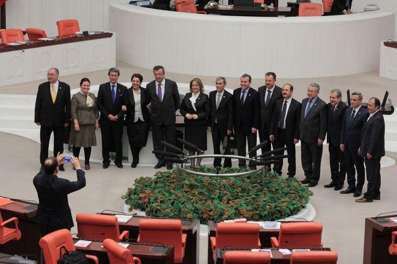 Ayşenur Bahçekapılı milletvekilleriyle vedalaştı