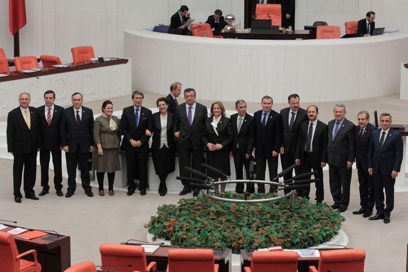 Ayşenur Bahçekapılı milletvekilleriyle vedalaştı