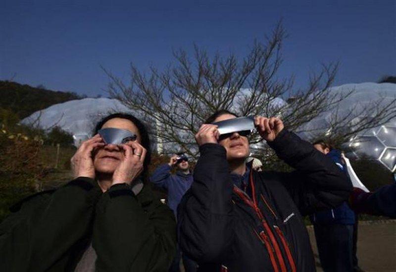 Dünyadan Güneş tutulması manzaraları