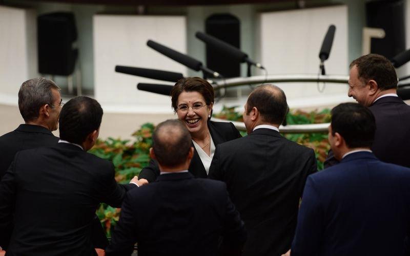 Ayşenur Bahçekapılı milletvekilleriyle vedalaştı