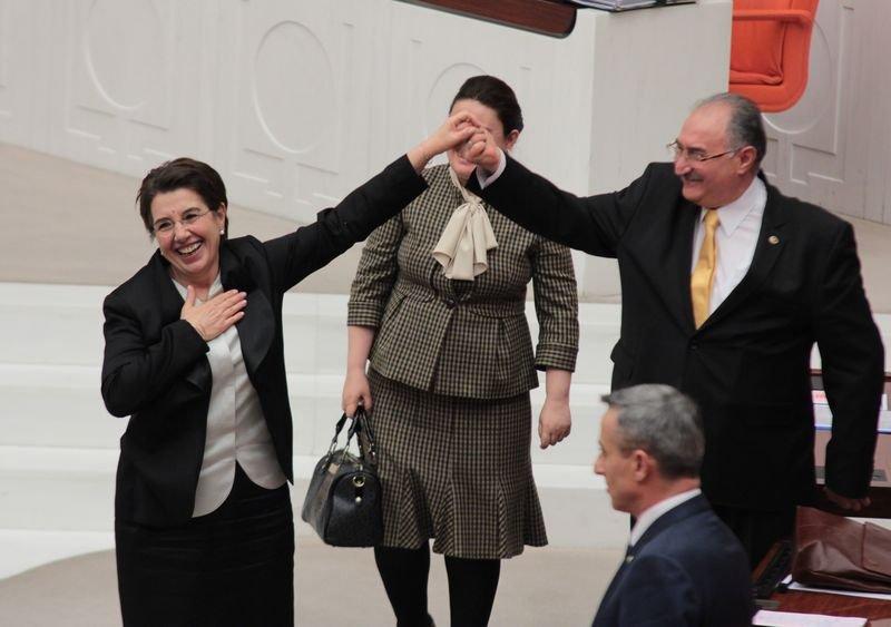 Ayşenur Bahçekapılı milletvekilleriyle vedalaştı