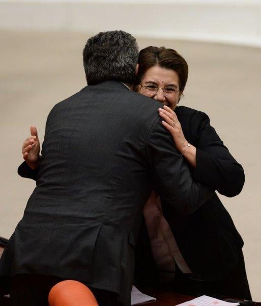 Ayşenur Bahçekapılı milletvekilleriyle vedalaştı
