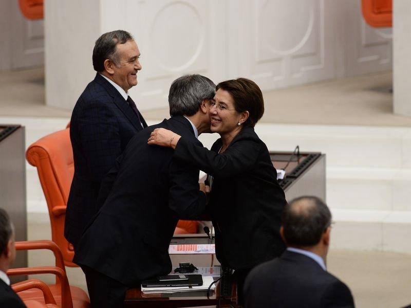 Ayşenur Bahçekapılı milletvekilleriyle vedalaştı