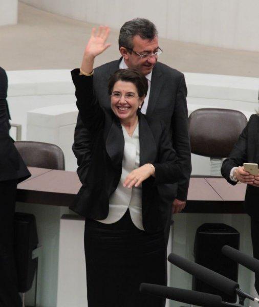 Ayşenur Bahçekapılı milletvekilleriyle vedalaştı