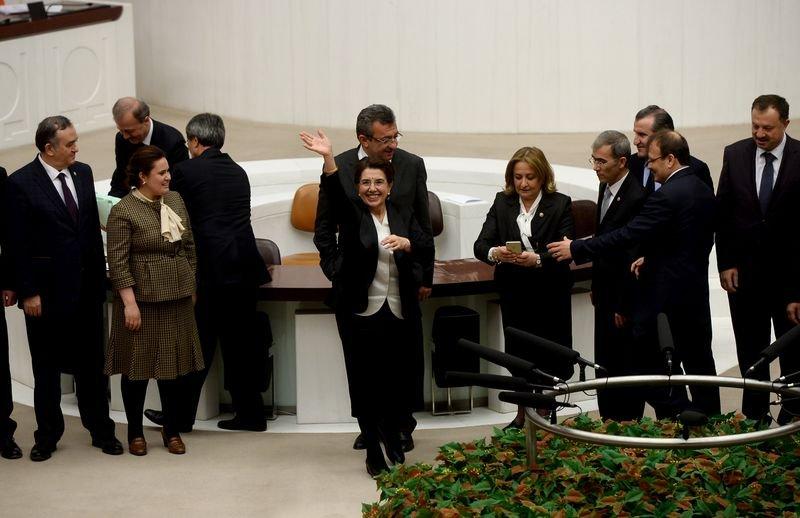 Ayşenur Bahçekapılı milletvekilleriyle vedalaştı