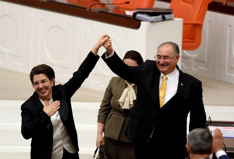 Ayşenur Bahçekapılı milletvekilleriyle vedalaştı