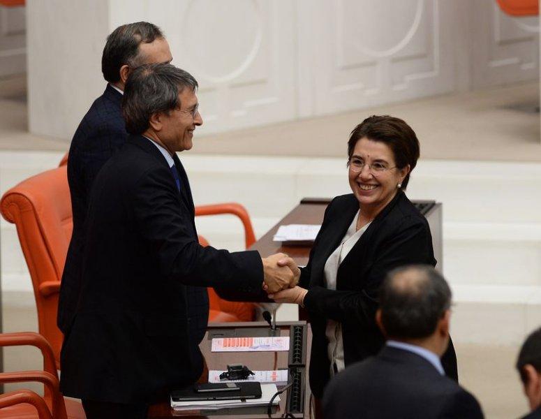 Ayşenur Bahçekapılı milletvekilleriyle vedalaştı