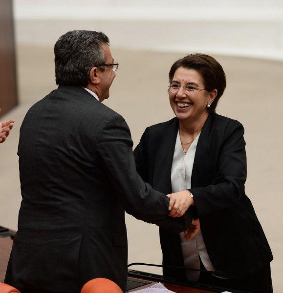 Ayşenur Bahçekapılı milletvekilleriyle vedalaştı