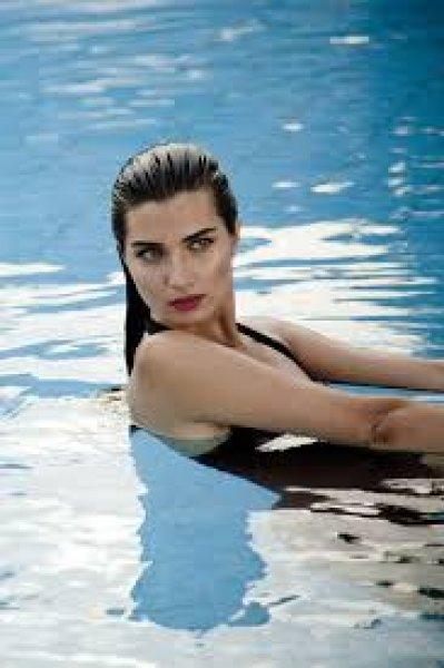 Tuba Büyüküstün'ün Arap hayranları seti bastı